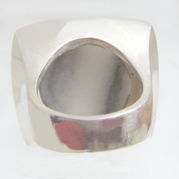 (r1090)Anillo de plata con piedra bombe.